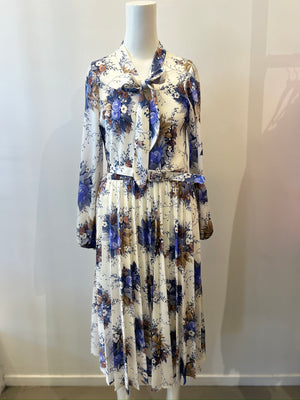 1970s Vintage Estelle Rose White BLue Pleated Dress